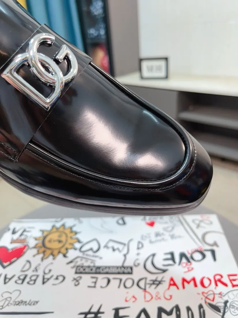 Men's shoes 💰540🌸🌸 [DG Dolce & Gabbana] High-end customized leather shoes. The upper is made of imported calf leather. Original hardware. I believe you will be impressed from the first time you see it. The avant-garde atmosphere can no longer fully interpret its elegance. AAA grade rubber outsole is super comfortable. The original cover last of the counter ensures its original version and quality. The upper is simple and the cowhide lining ensures its comfort and breathability. A pair of truly good shoes has its own unique soul, famous quality, and the first choice for successful people. Regular size 38-44 (45 customized)